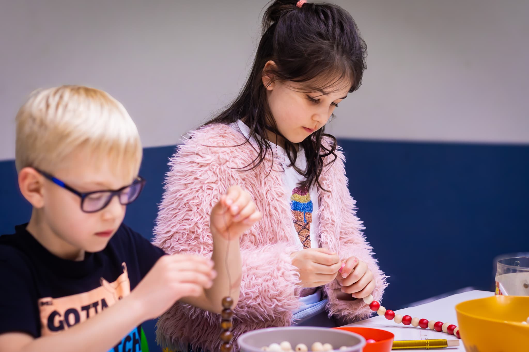 Kinderen knutselen tijdens Plexat